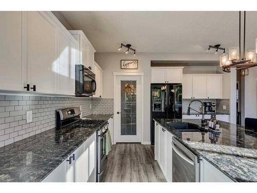 21 Morningside Bay Sw, Airdrie, AB - Indoor Photo Showing Kitchen With Upgraded Kitchen