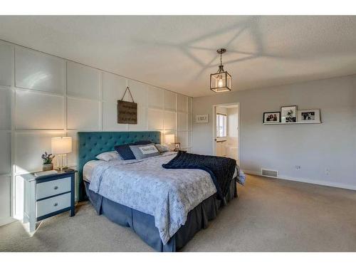 21 Morningside Bay Sw, Airdrie, AB - Indoor Photo Showing Bedroom