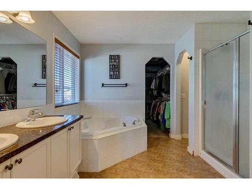 21 Morningside Bay Sw, Airdrie, AB - Indoor Photo Showing Bathroom