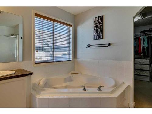 21 Morningside Bay Sw, Airdrie, AB - Indoor Photo Showing Bathroom