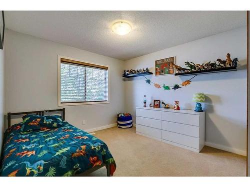 21 Morningside Bay Sw, Airdrie, AB - Indoor Photo Showing Bedroom