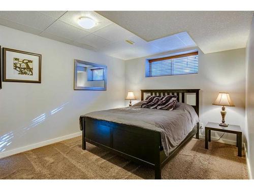 21 Morningside Bay Sw, Airdrie, AB - Indoor Photo Showing Bedroom