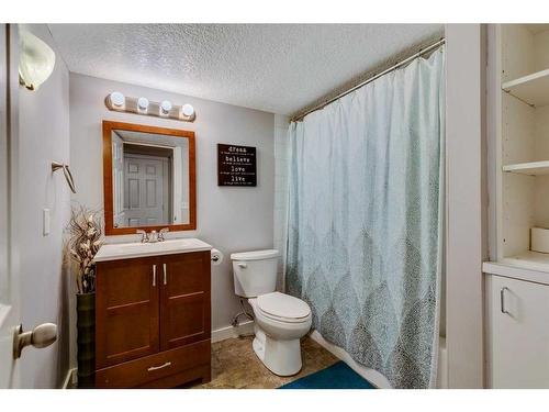 21 Morningside Bay Sw, Airdrie, AB - Indoor Photo Showing Bathroom