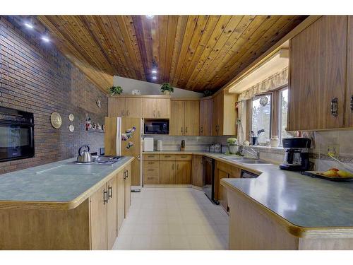 38127 Rr 252, Rural Lacombe County, AB - Indoor Photo Showing Kitchen With Double Sink