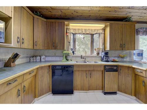 38127 Rr 252, Rural Lacombe County, AB - Indoor Photo Showing Kitchen With Double Sink