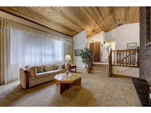 38127 Rr 252, Rural Lacombe County, AB - Indoor Photo Showing Living Room