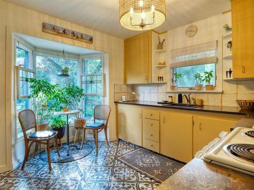 5309 42 Avenue, Red Deer, AB - Indoor Photo Showing Kitchen