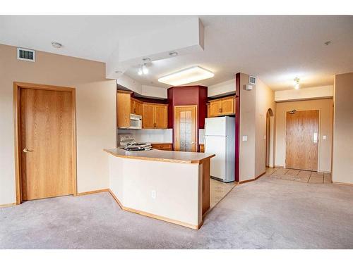 325-4512 52 Avenue, Red Deer, AB - Indoor Photo Showing Kitchen