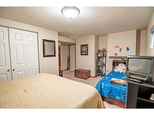 40 28161 Hwy 596, Rural Red Deer County, AB - Indoor Photo Showing Bedroom