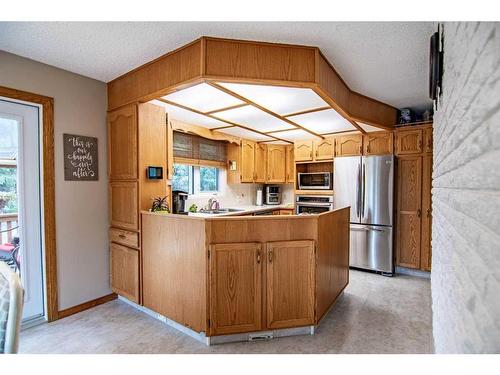 40 28161 Hwy 596, Rural Red Deer County, AB - Indoor Photo Showing Kitchen