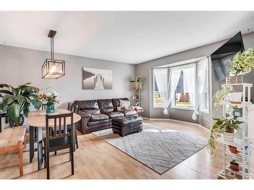 5300 Lansdowne Avenue, Blackfalds, AB - Indoor Photo Showing Living Room