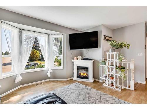 5300 Lansdowne Avenue, Blackfalds, AB - Indoor Photo Showing Living Room With Fireplace