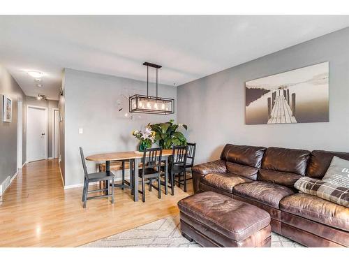 5300 Lansdowne Avenue, Blackfalds, AB - Indoor Photo Showing Living Room