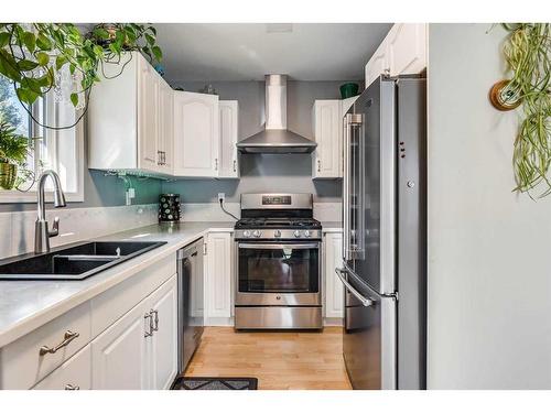 5300 Lansdowne Avenue, Blackfalds, AB - Indoor Photo Showing Kitchen With Double Sink