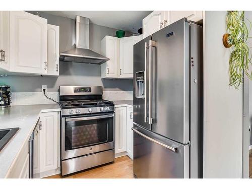 5300 Lansdowne Avenue, Blackfalds, AB - Indoor Photo Showing Kitchen