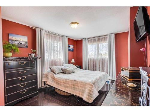 5300 Lansdowne Avenue, Blackfalds, AB - Indoor Photo Showing Bedroom