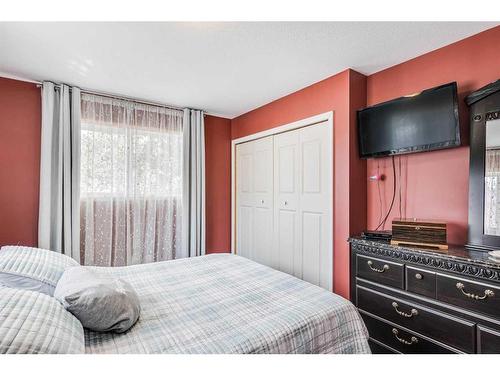 5300 Lansdowne Avenue, Blackfalds, AB - Indoor Photo Showing Bedroom