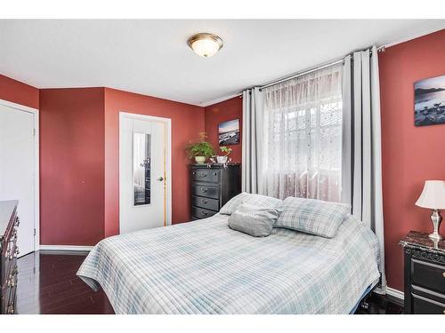 5300 Lansdowne Avenue, Blackfalds, AB - Indoor Photo Showing Bedroom