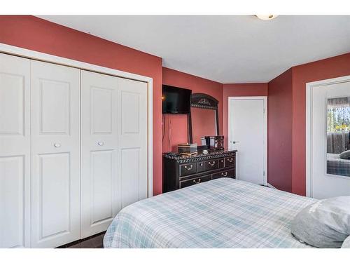 5300 Lansdowne Avenue, Blackfalds, AB - Indoor Photo Showing Bedroom