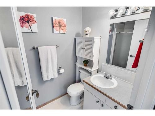 5300 Lansdowne Avenue, Blackfalds, AB - Indoor Photo Showing Bathroom