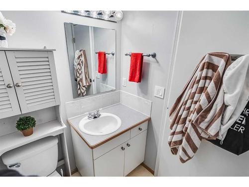 5300 Lansdowne Avenue, Blackfalds, AB - Indoor Photo Showing Bathroom