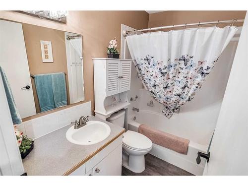 5300 Lansdowne Avenue, Blackfalds, AB - Indoor Photo Showing Bathroom