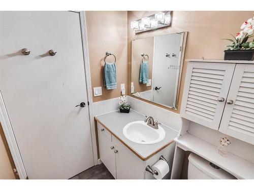 5300 Lansdowne Avenue, Blackfalds, AB - Indoor Photo Showing Bathroom