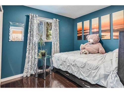 5300 Lansdowne Avenue, Blackfalds, AB - Indoor Photo Showing Bedroom