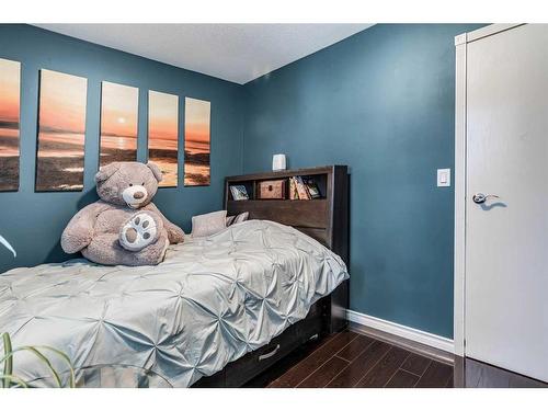 5300 Lansdowne Avenue, Blackfalds, AB - Indoor Photo Showing Bedroom