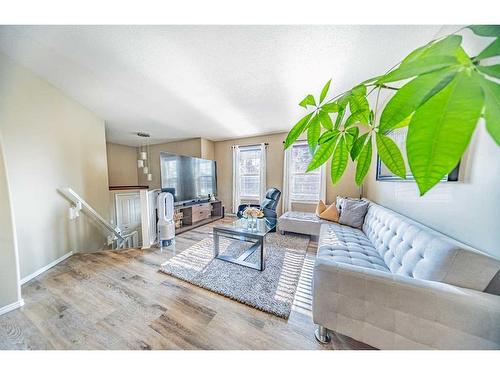 157 Kentwood Drive, Red Deer, AB - Indoor Photo Showing Living Room