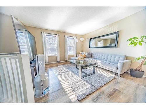 157 Kentwood Drive, Red Deer, AB - Indoor Photo Showing Living Room