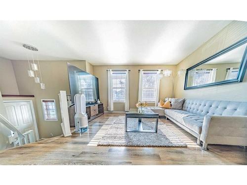 157 Kentwood Drive, Red Deer, AB - Indoor Photo Showing Living Room