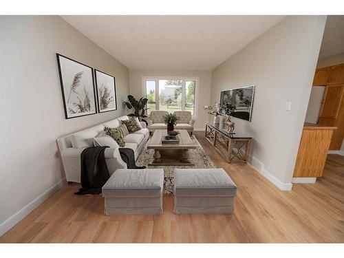 25 Abbott Close, Red Deer, AB - Indoor Photo Showing Living Room