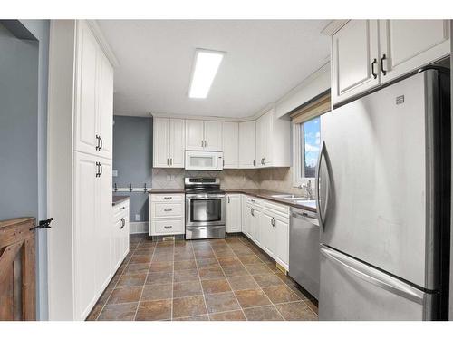 5503 53 Avenue, Lacombe, AB - Indoor Photo Showing Kitchen With Double Sink