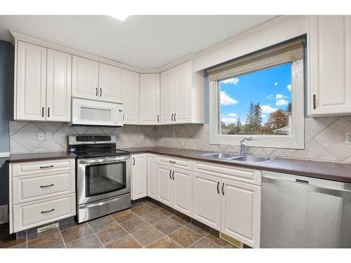 5503 53 Avenue, Lacombe, AB - Indoor Photo Showing Kitchen With Double Sink