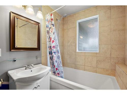 5503 53 Avenue, Lacombe, AB - Indoor Photo Showing Bathroom