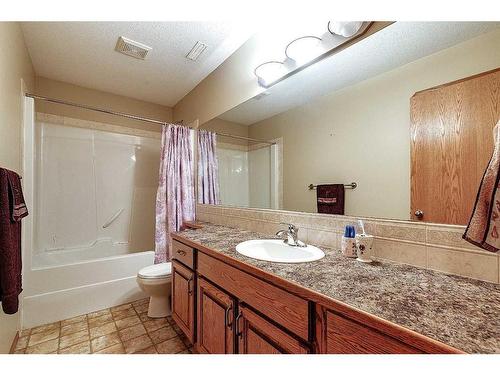 127 Lougheed Close, Red Deer, AB - Indoor Photo Showing Bathroom