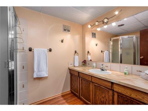 6515 50 Avenue, Camrose, AB - Indoor Photo Showing Bathroom