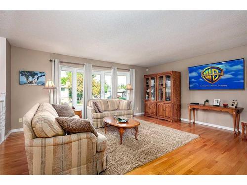 6515 50 Avenue, Camrose, AB - Indoor Photo Showing Living Room