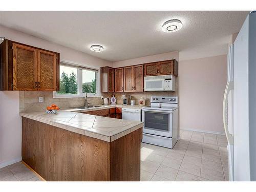 6515 50 Avenue, Camrose, AB - Indoor Photo Showing Kitchen