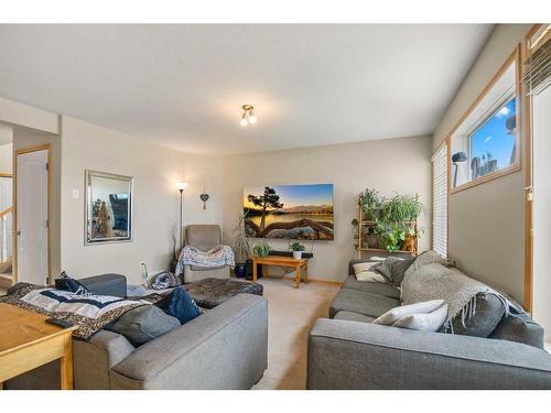 4 Arnold Close, Red Deer, AB - Indoor Photo Showing Living Room