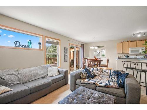 4 Arnold Close, Red Deer, AB - Indoor Photo Showing Living Room