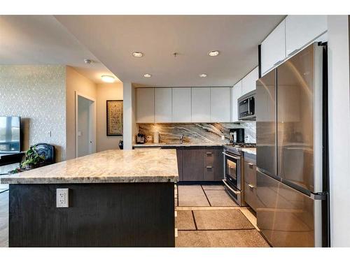 604-519 Riverfront Avenue Se, Calgary, AB - Indoor Photo Showing Kitchen With Upgraded Kitchen