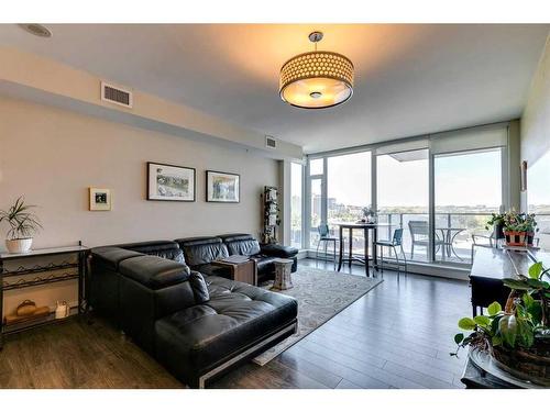 604-519 Riverfront Avenue Se, Calgary, AB - Indoor Photo Showing Living Room