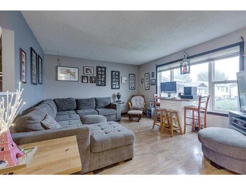 81 Westview Crescent, Blackfalds, AB - Indoor Photo Showing Living Room