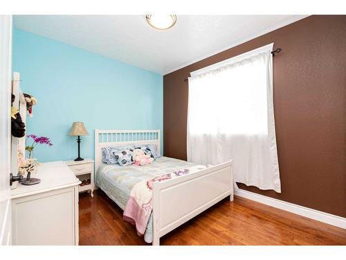 7101 Cobb Street, Lacombe, AB - Indoor Photo Showing Bedroom