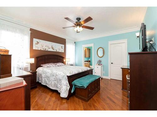 7101 Cobb Street, Lacombe, AB - Indoor Photo Showing Bedroom