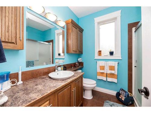 7101 Cobb Street, Lacombe, AB - Indoor Photo Showing Bathroom