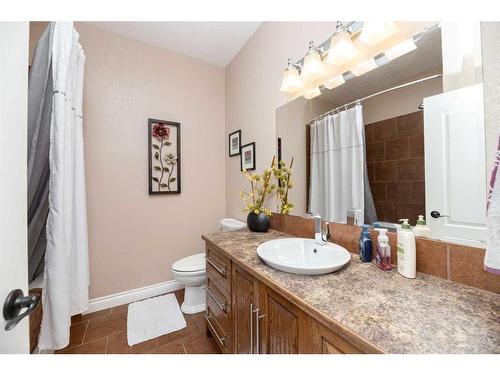 7101 Cobb Street, Lacombe, AB - Indoor Photo Showing Bathroom