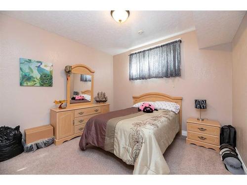 7101 Cobb Street, Lacombe, AB - Indoor Photo Showing Bedroom